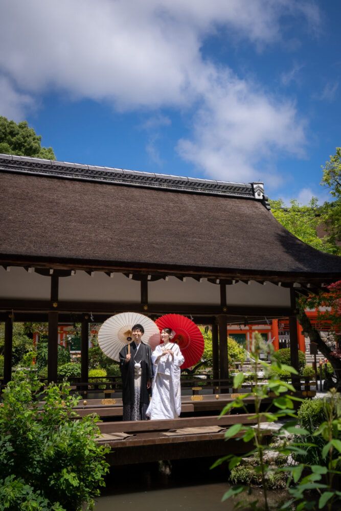 上賀茂神社に橋殿での白無垢の花嫁と新郎
