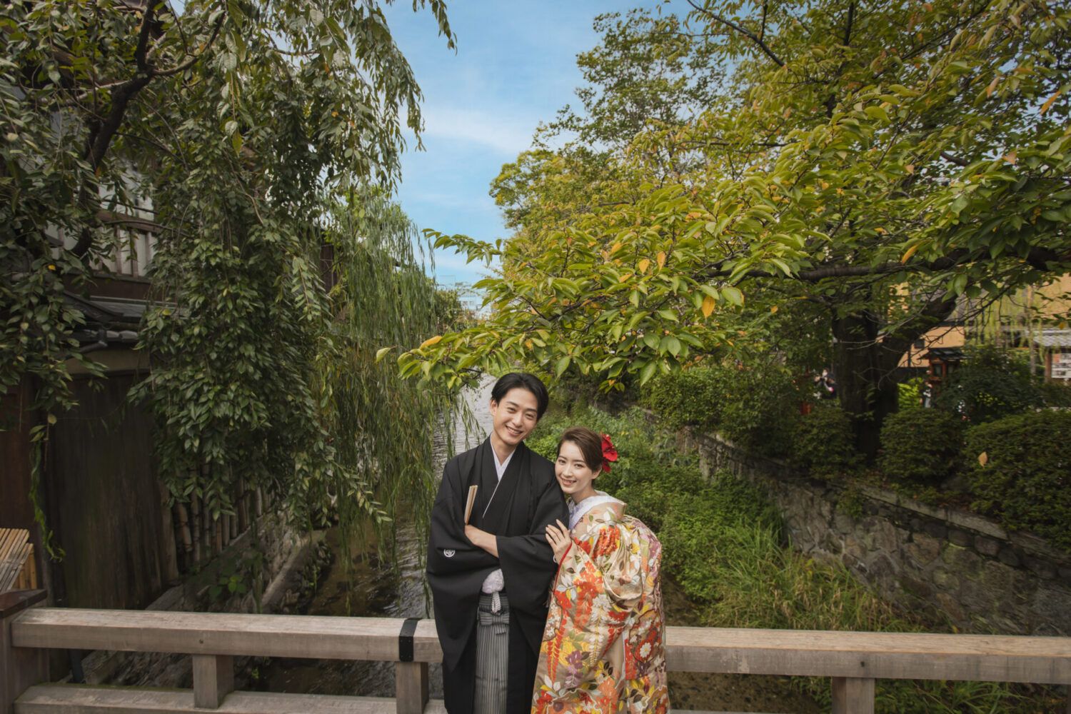 祇園の巽橋で色打掛の花嫁と新郎