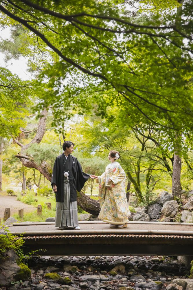 円山公園のせせらぎの中、緑が美しい色打掛でのフォトウエディング