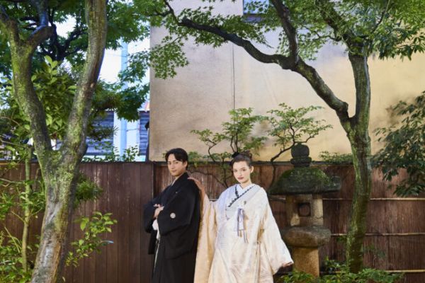 京町家&アンティークスタジオプラン。京町家の縁側にて、和装姿の花嫁と見つめあう新郎。