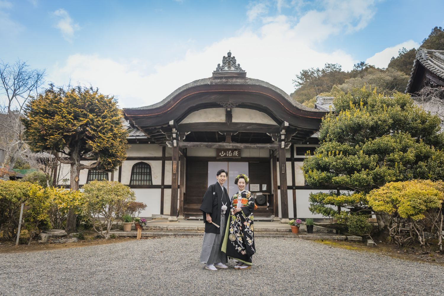 毘沙門堂にて。日本髪の引き振袖姿の花嫁と新郎。