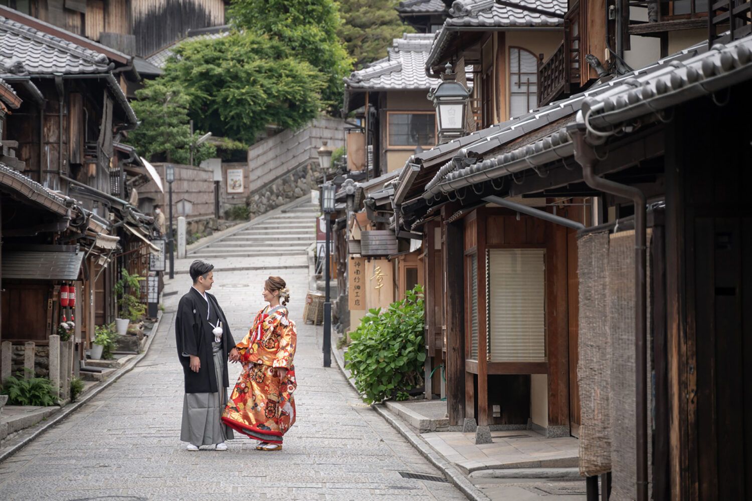 二寧坂での石畳での色打掛の花嫁と新郎