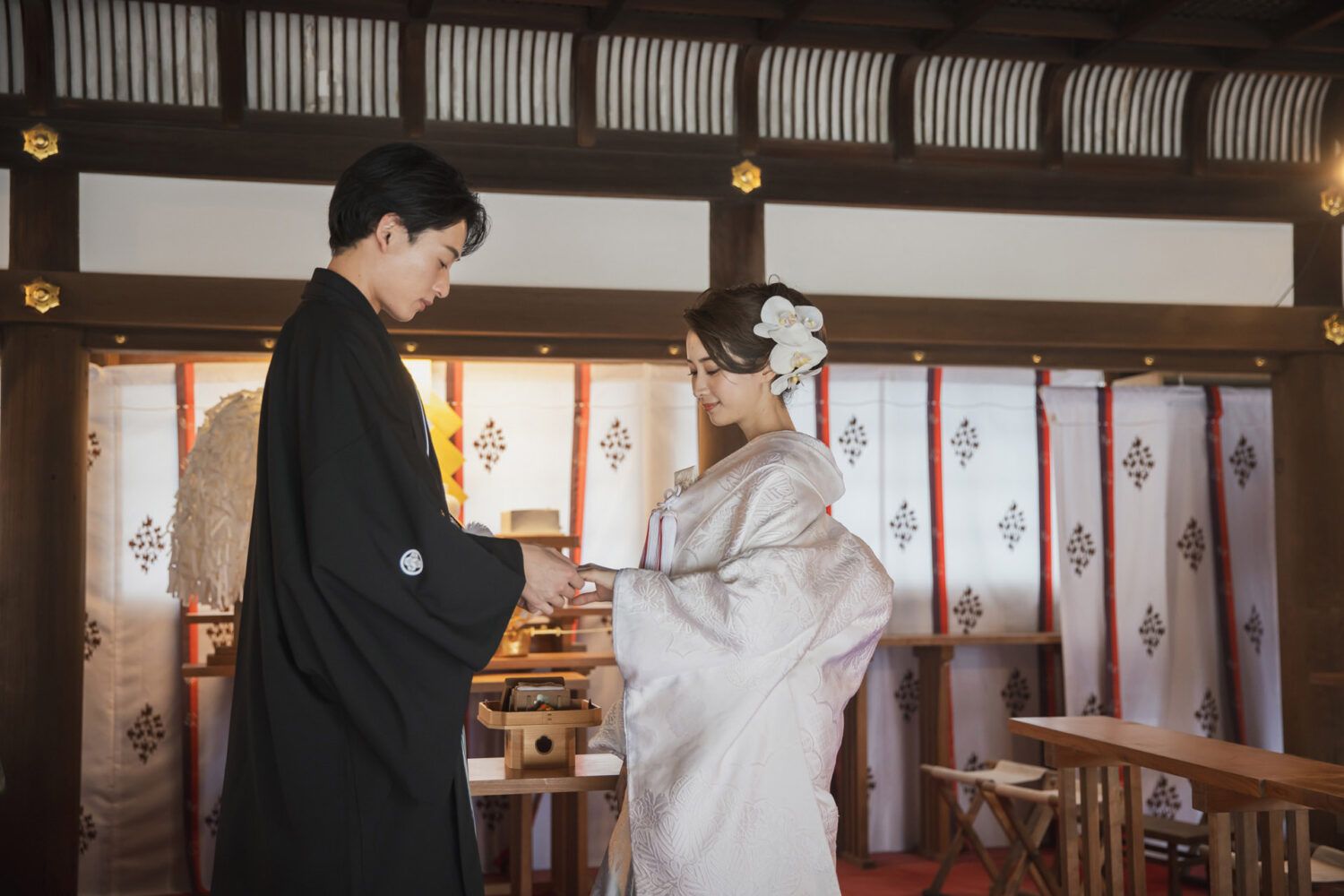上賀茂神社でのご結婚奉告祭で指輪の交換をする白無垢の花嫁と新郎