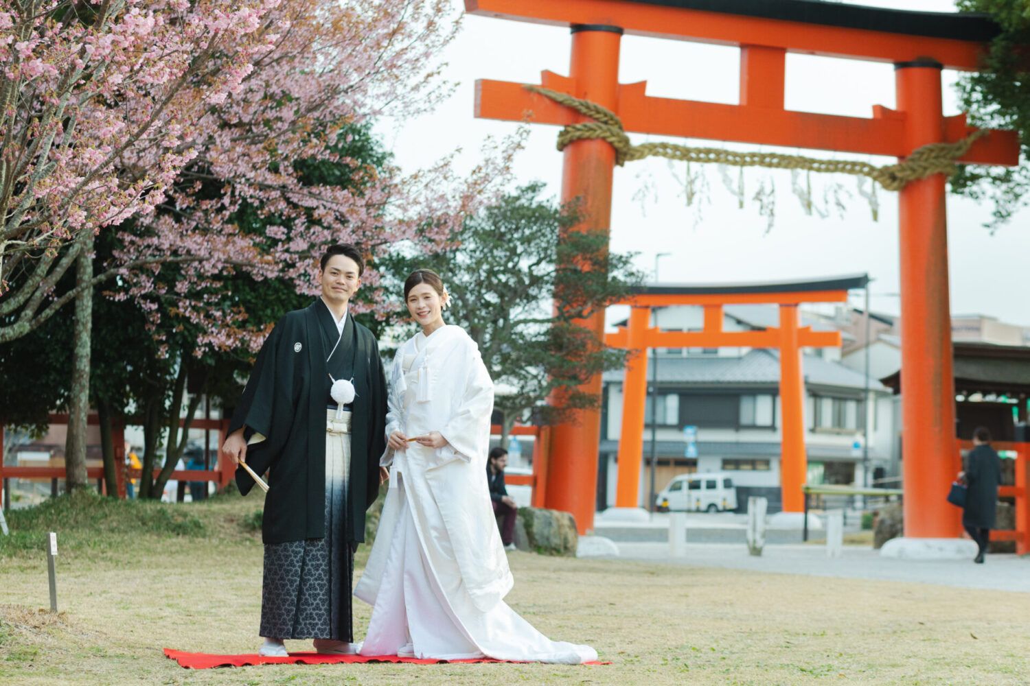 上賀茂神社の二の鳥居を背景に白無垢の花嫁と新郎