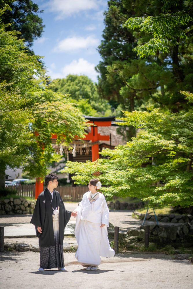 上賀茂神社のなら鳥居を背景に白無垢の花嫁と新郎