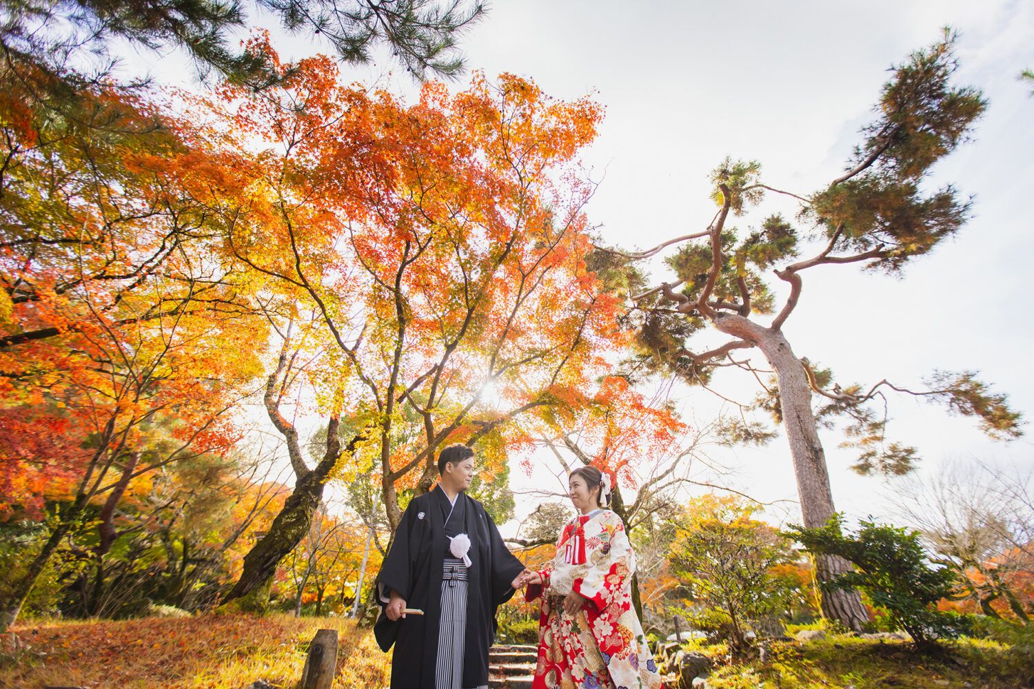 円山公園の紅葉の中で