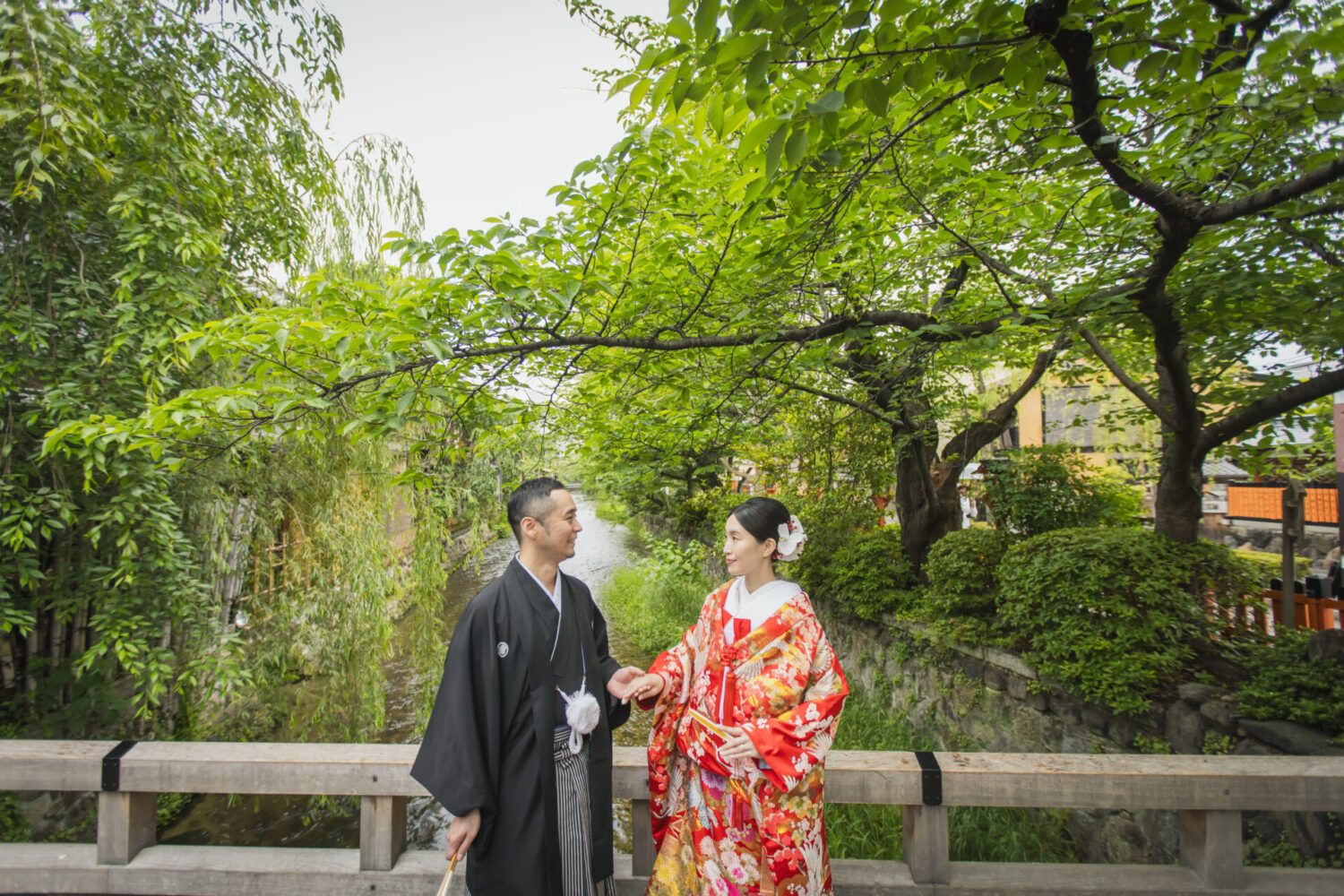 祇園の巽橋で色打掛の花嫁と新郎