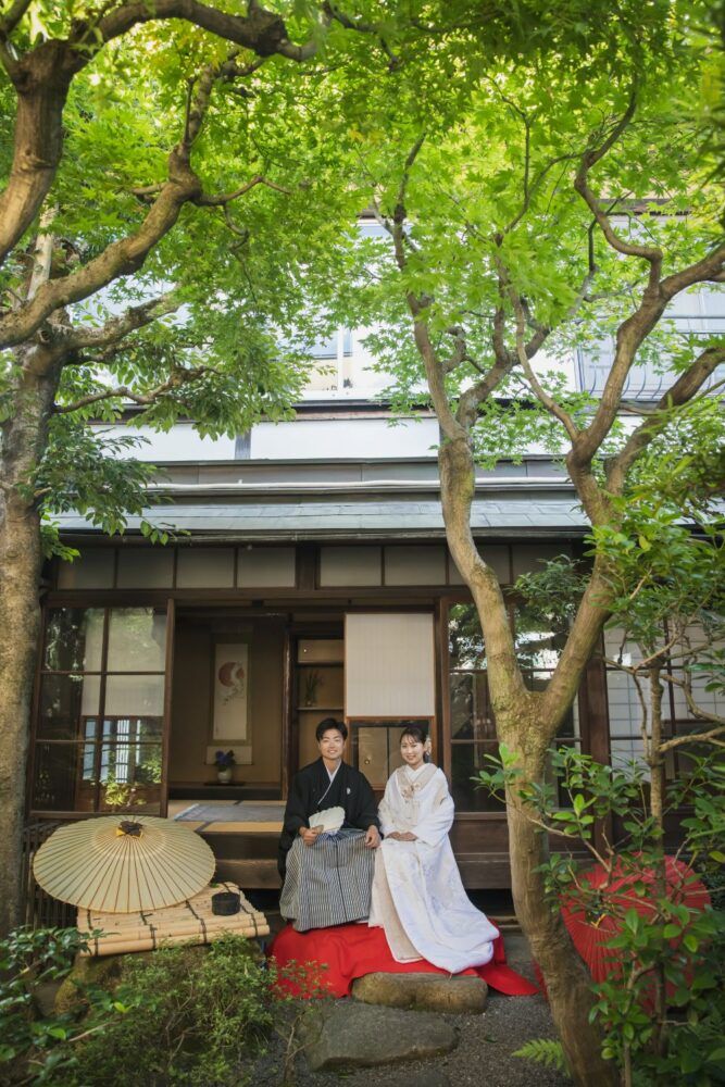 京町家の縁側に座る和装の新郎新婦のフォトウェディング