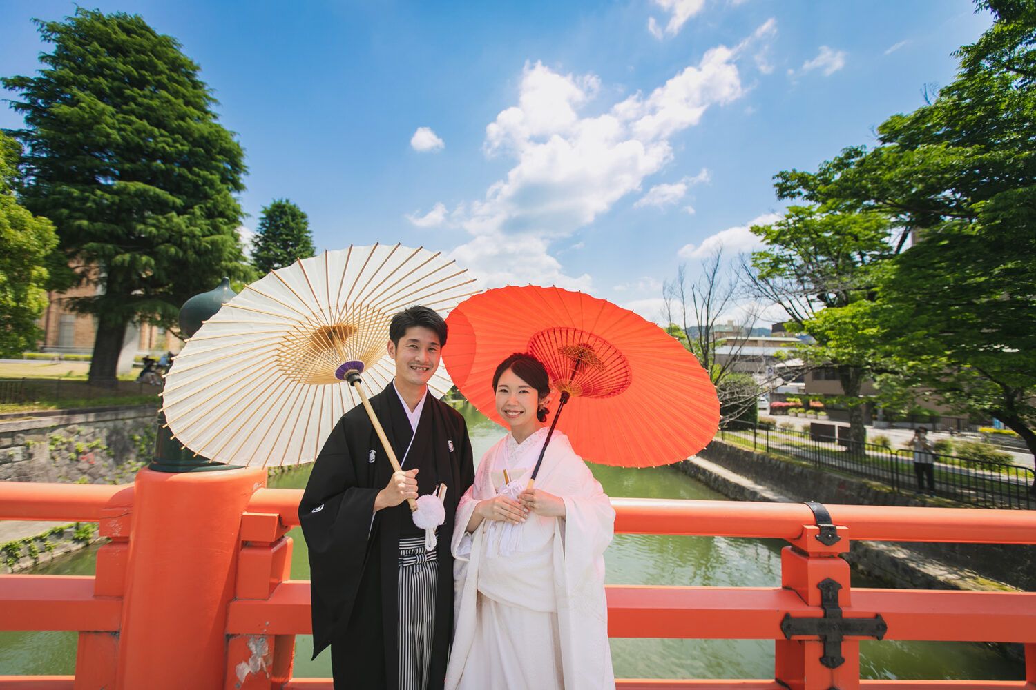 平安神宮周辺の慶流橋での白無垢の花嫁と新郎