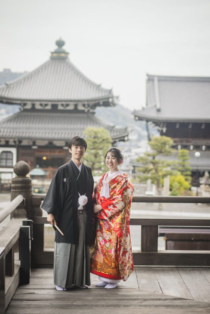 金戒光明寺の本堂の廊下での色打掛の花嫁と新郎