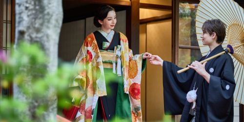 京町家の縁側にて、和装姿の花嫁と見つめあう新郎。