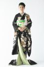 グリーンのトーク帽と梅と松の黒引き振袖のコーディネート
