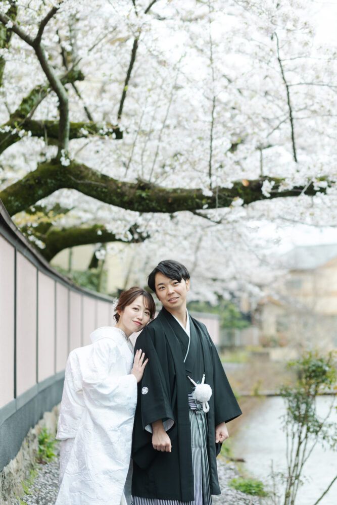 平安神宮周辺で白無垢の花嫁と新郎