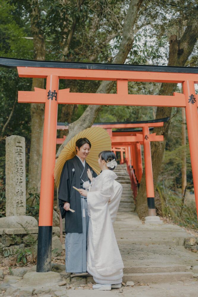 上賀茂神社の連なる鳥居の前で白無垢の花嫁と新郎