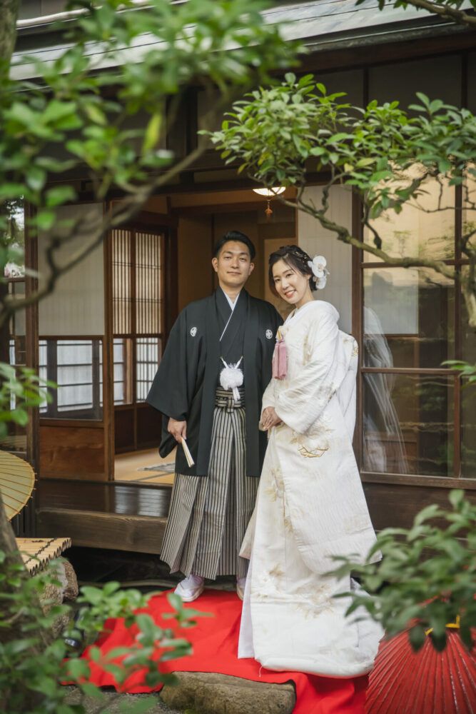 京町家の縁側で白無垢の花嫁と新郎