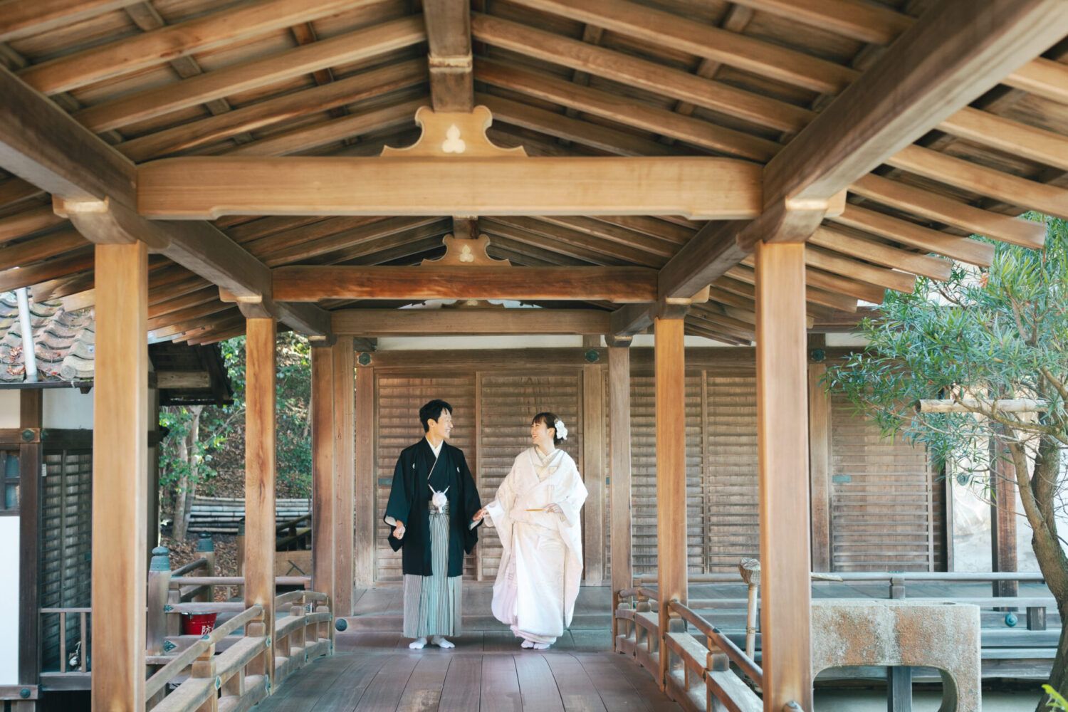 毘沙門堂にて。白無垢の花嫁と新郎。