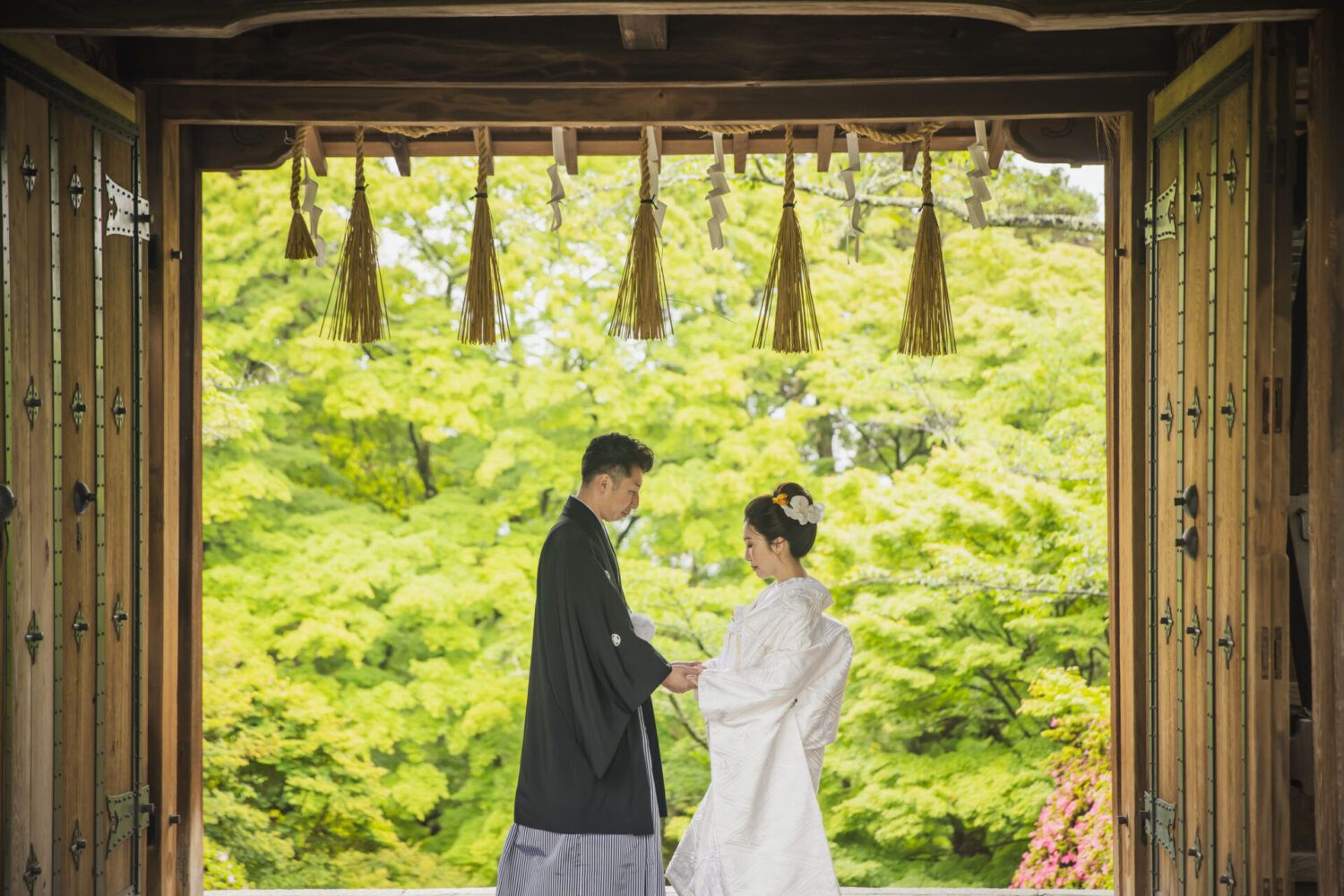 毘沙門堂にて。白無垢の花嫁と新郎。