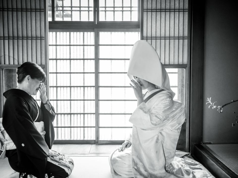 京町家の和室にて。お嫁入前の花嫁と母上の寿ぎ。