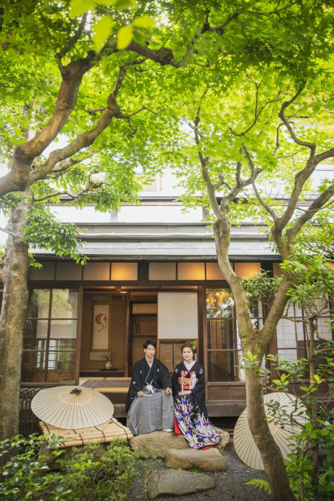 京町家のお庭の見える縁側で引き振袖の撮影