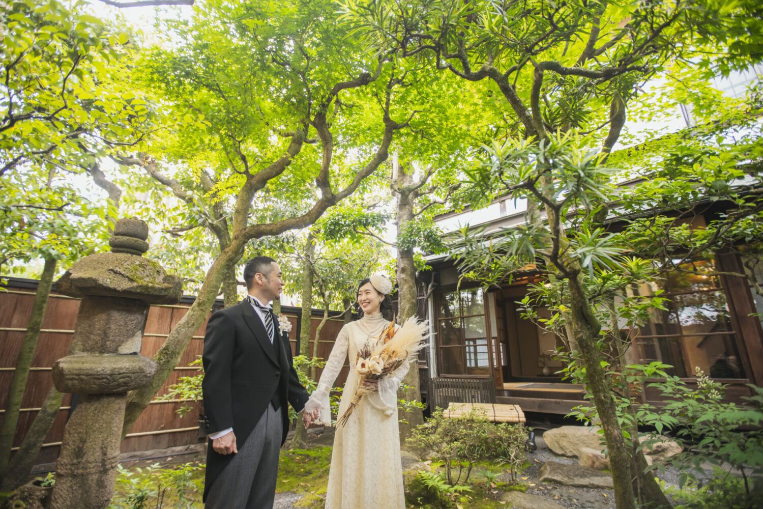 京町家の緑の美しいお庭でヴィンテージドレスの花嫁と新郎