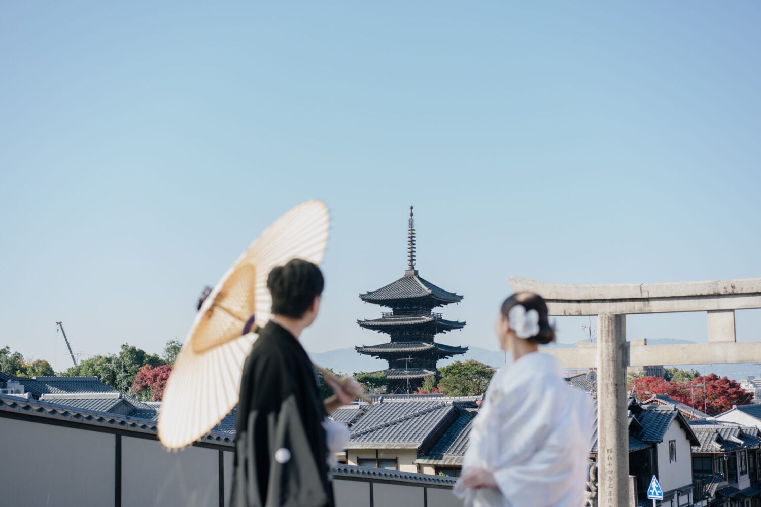 遠くの八坂の塔を見つめて・・・白無垢の花嫁と新郎