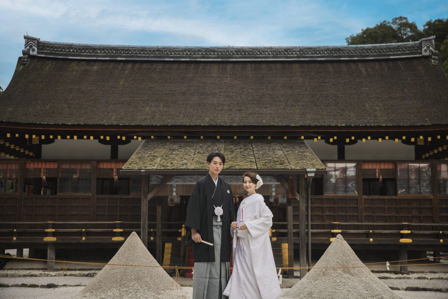 上賀茂神社の細殿を背景に白無垢の花嫁と新郎