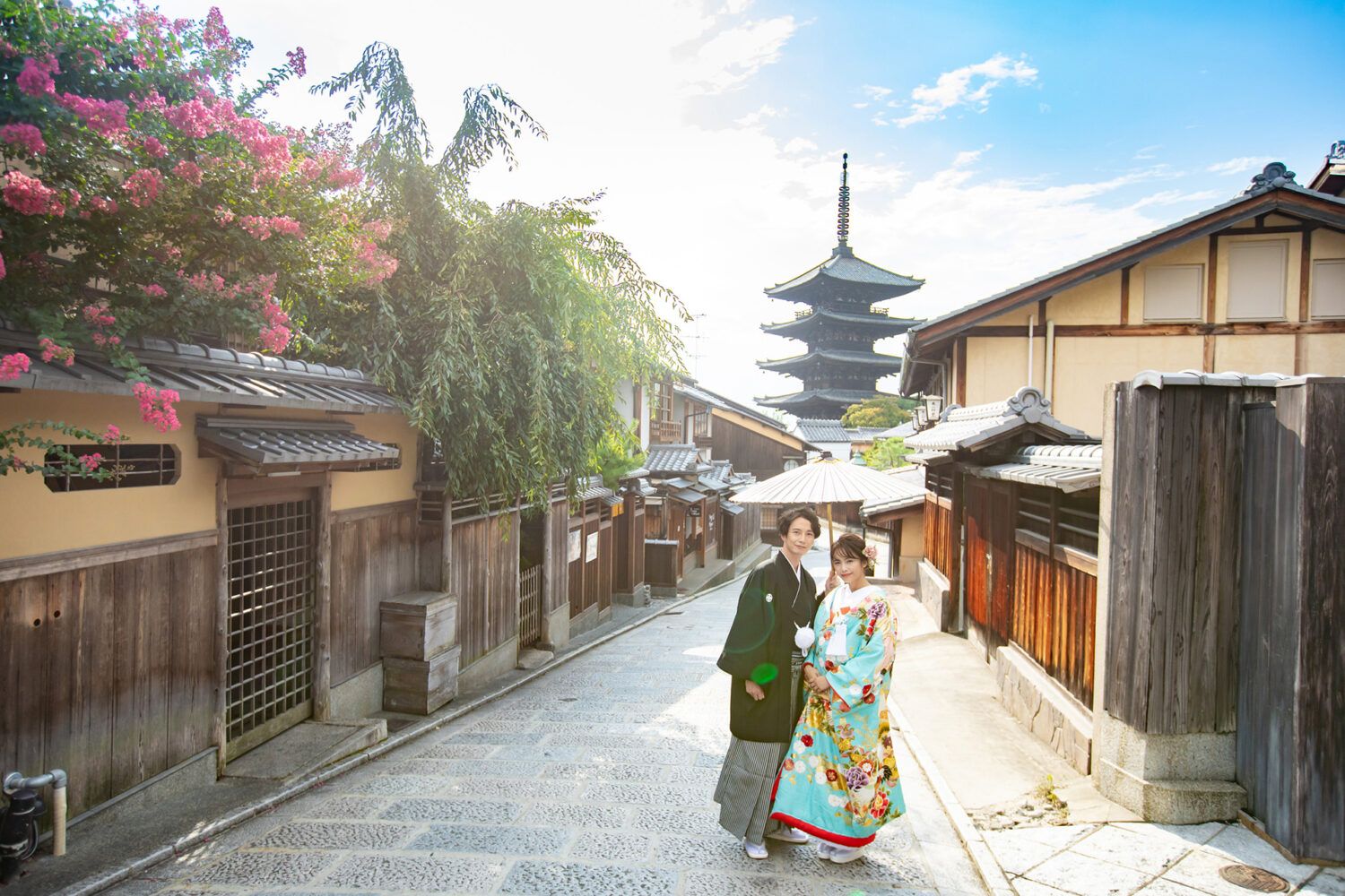 八坂の塔を背景に色打掛の花嫁と新郎