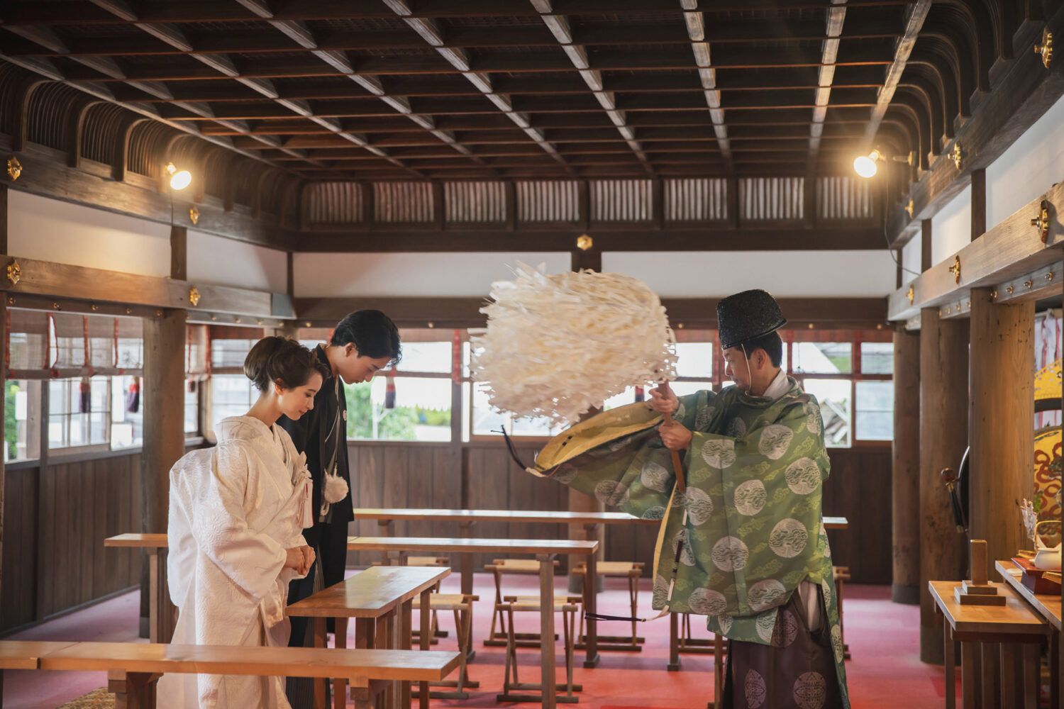 上賀茂神社でご結婚奉告祭の白無垢の花嫁と新郎