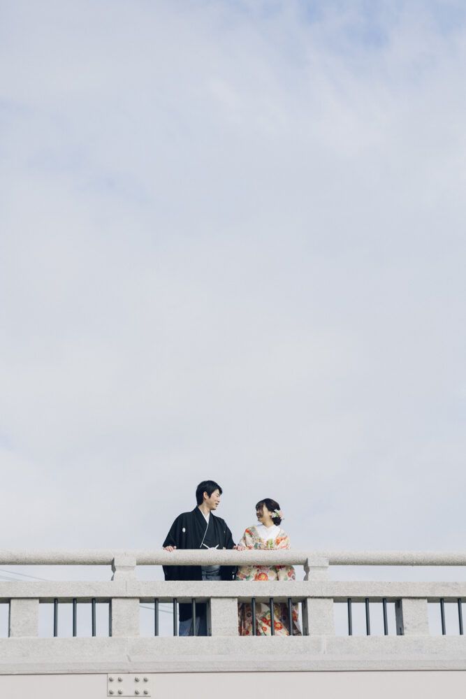 橋の上から鴨がを見下ろすおふたり