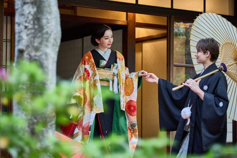 京町家の縁側にて、和装姿の花嫁と見つめあう新郎。