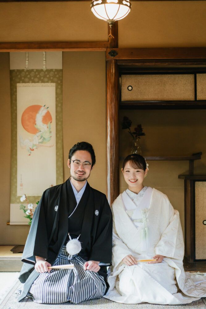 京町家の和室で白無垢の花嫁と新郎