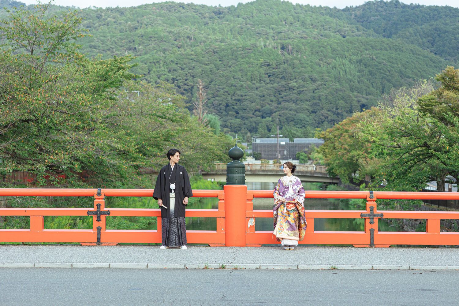 平安神宮周辺の慶流橋での色打掛の花嫁と新郎