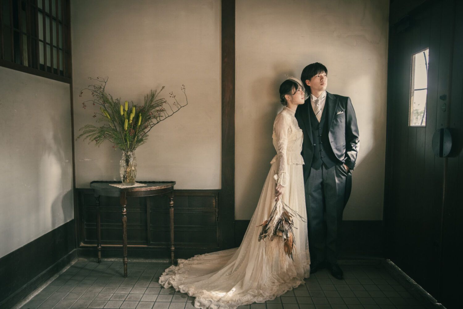 京町家のエントランスでヴィンテージドレスの花嫁と新郎