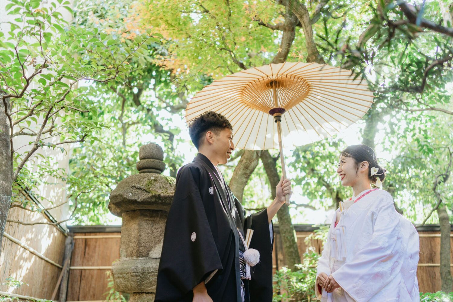 京町家の美しい緑のお庭で白無垢の花嫁と新郎