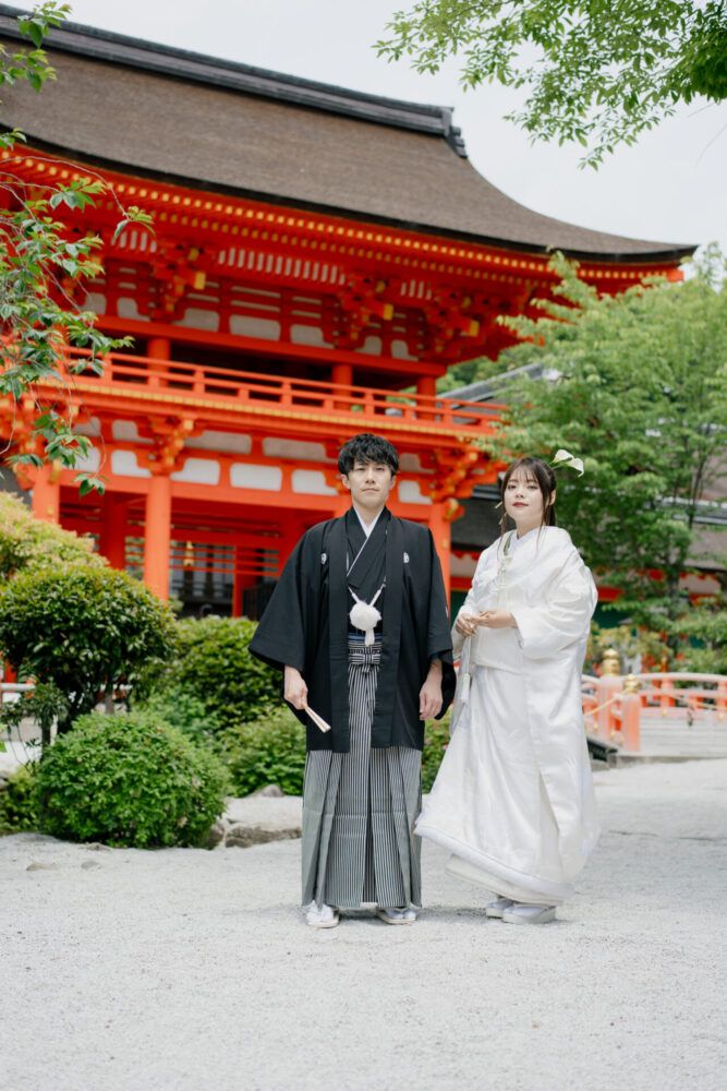 上賀茂神社の桜門前での白無垢の花嫁と新郎