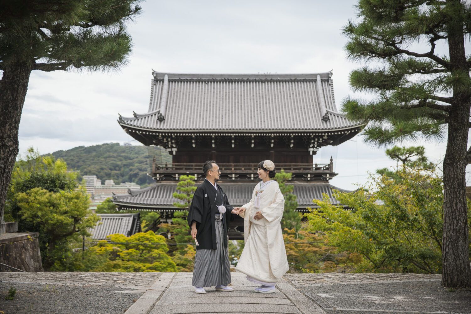 金戒光明寺前で白無垢の花嫁と新郎