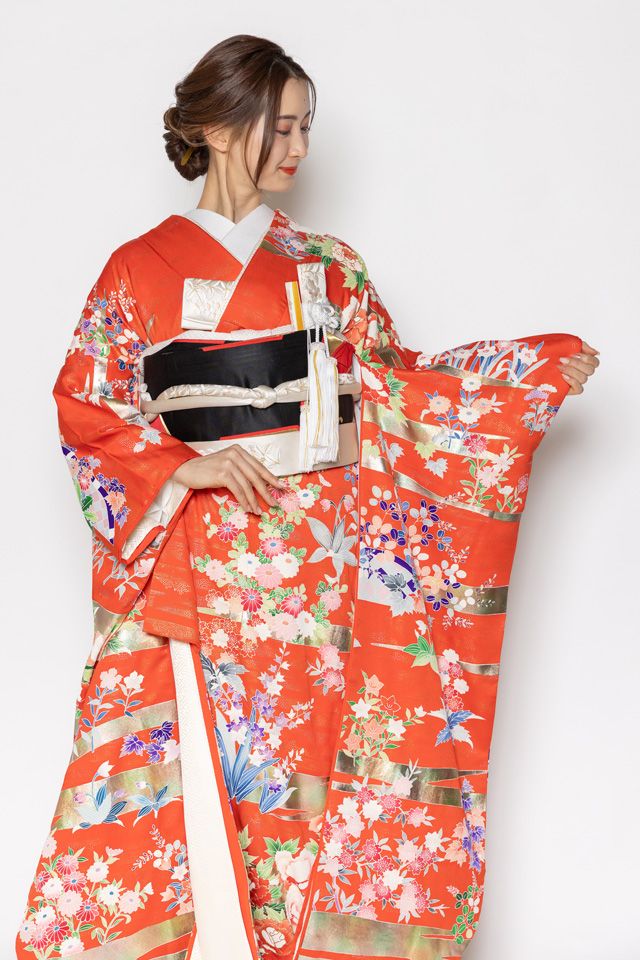 彩りの花々と朱色の引き振袖のコーディネート