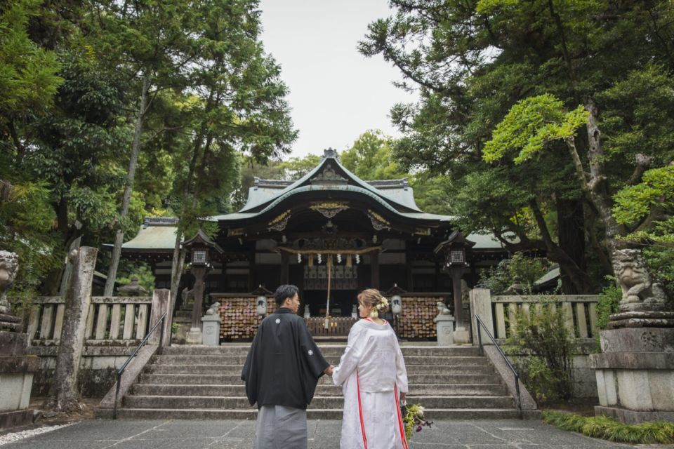 岡崎神社にて。白無垢の花嫁と新郎。