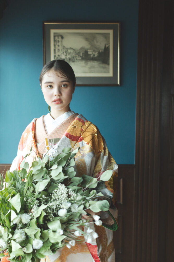 色打掛姿の花嫁がグリーンのブーケを持つクラシカルなポートレート