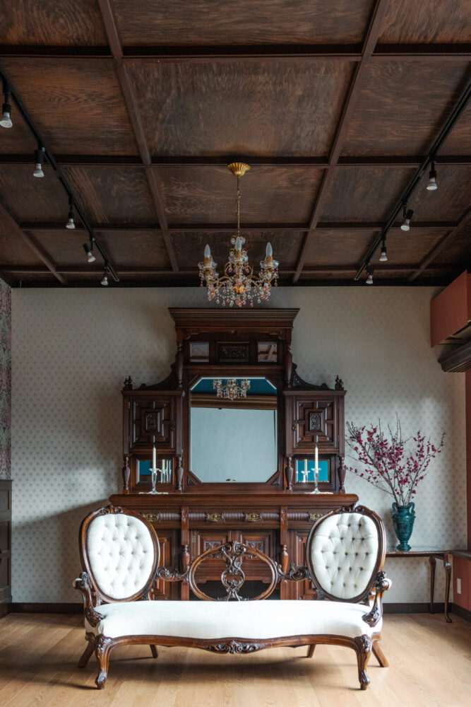京都町家寫眞館2階の英国アンティーク調スタジオ。シャンデリアと彫刻家具が並ぶ重厚な撮影空間