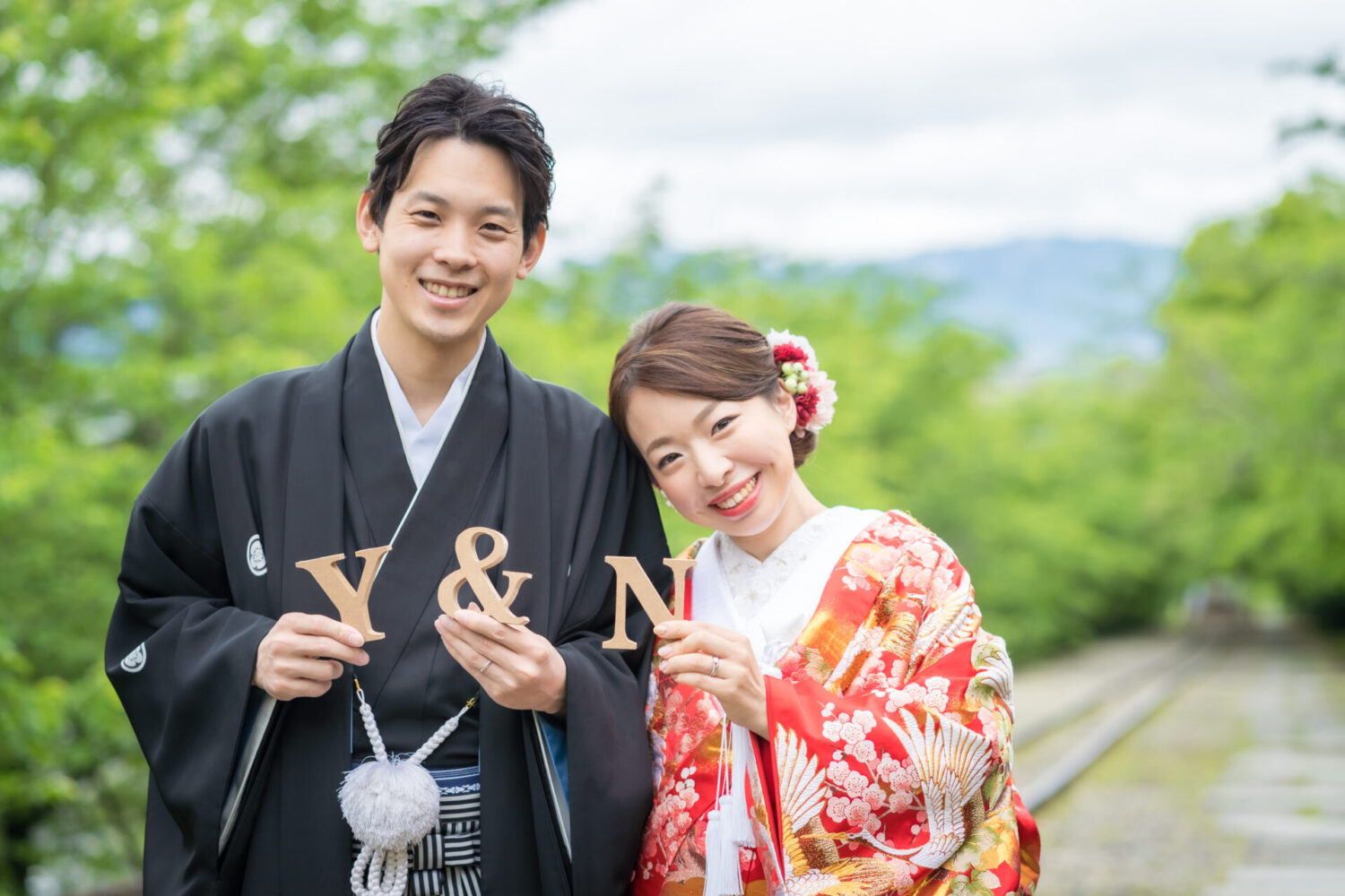 京都での結婚式前撮りでイニシャルオブジェを持つ和装姿の新郎新婦
