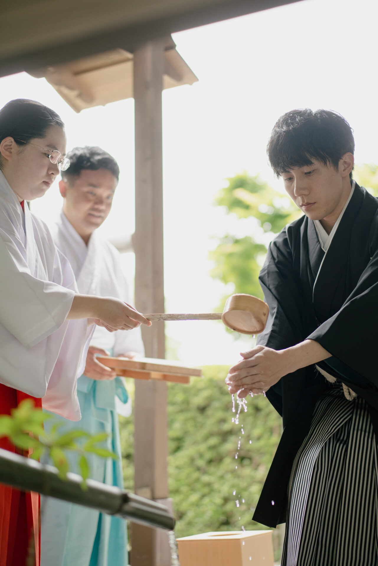 上賀茂神社フォトウェディング
結婚奉告祭
境内へ入られる前には、まず手水の儀（ちょうずのぎ）。
清らかな水で手と口を清め、これからの神事に向けて心を整えます。
この静かな所作にも、神社ならではの厳かさが感じられます。