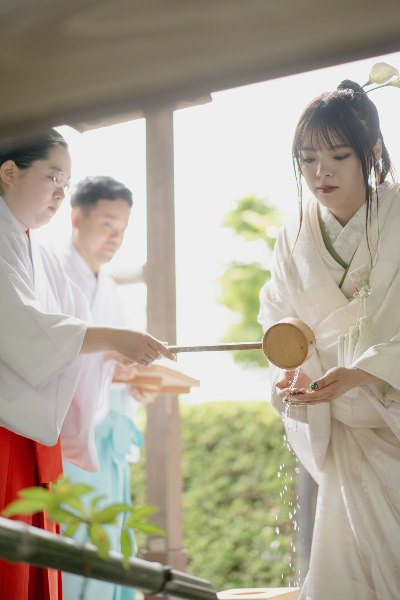 上賀茂神社フォトウェディング
結婚奉告祭
境内へ入られる前には、まず手水の儀（ちょうずのぎ）。
清らかな水で手と口を清め、これからの神事に向けて心を整えます。
この静かな所作にも、神社ならではの厳かさが感じられます。