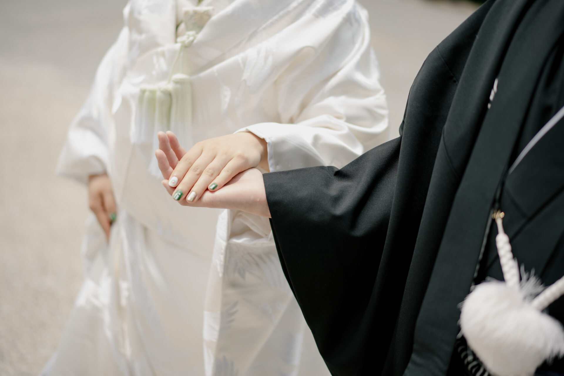 上賀茂神社フォトウェディング
結婚奉告祭
手水の儀の後、玉砂利を踏みしめながらゆっくりと細殿へ向かう姿は、時間が止まったかのような美しさでした。