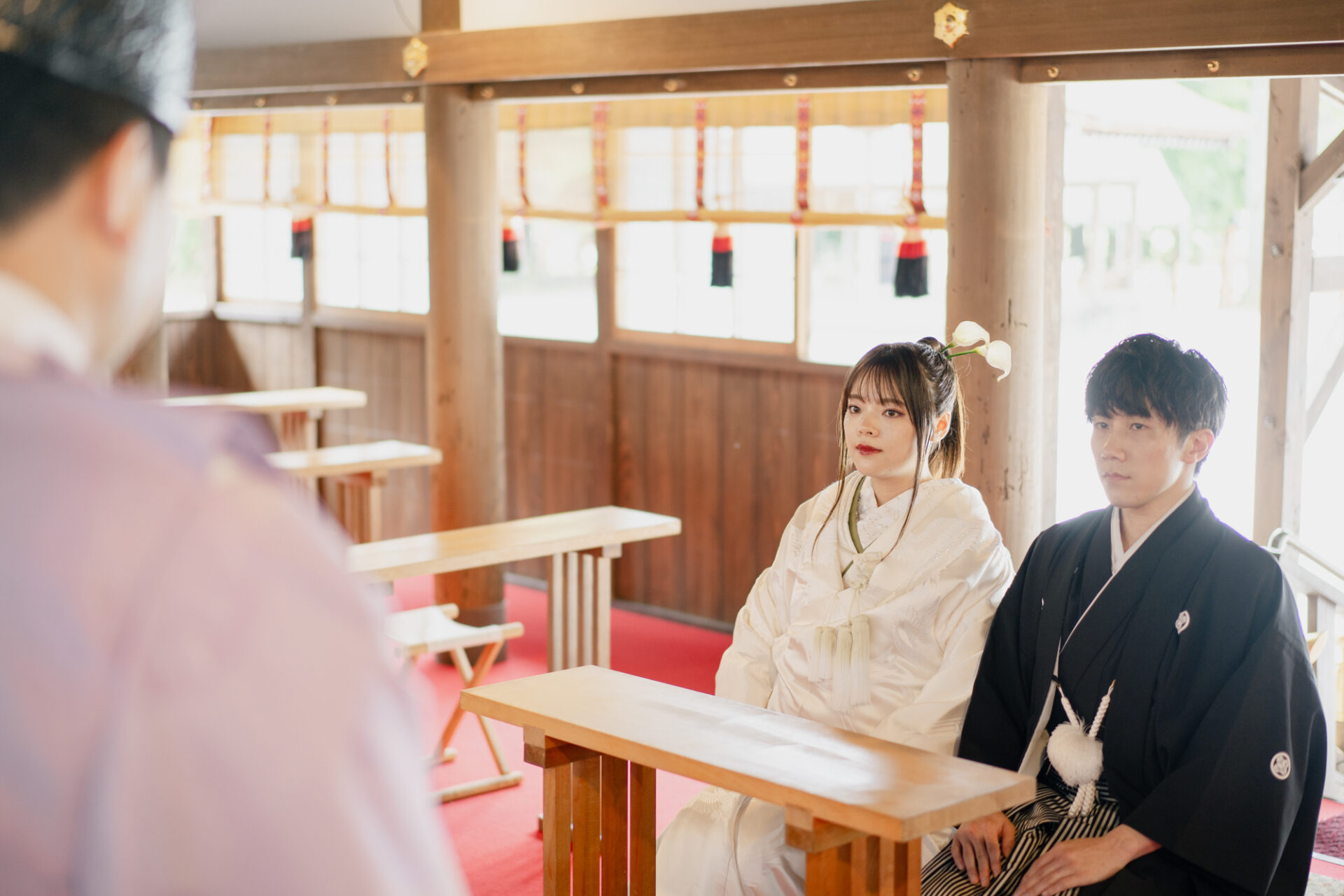 上賀茂神社フォトウェディング
結婚奉告祭
奉告祭は、まず**修祓（しゅばつ）**から始まります。
神職による祓詞が奏上され、幣でおふたりの心身を清めていきます。
神聖な静けさの中で、空気が一層引き締まる瞬間でした。