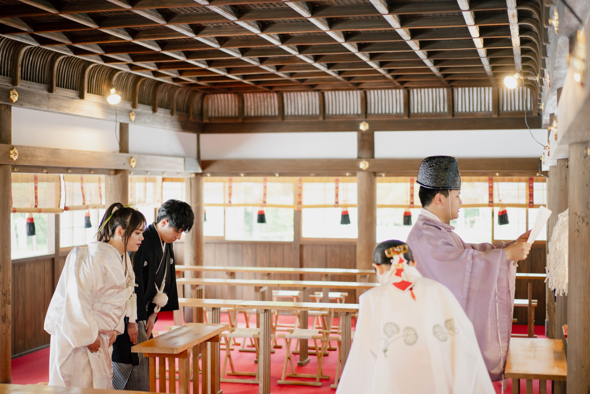 上賀茂神社フォトウェディング
結婚奉告祭
そして、神職が読み上げる祝詞奏上（のりとそうじょう）。
おふたりの結婚を神様に奉告する言葉が、静かに、しかし力強く神殿に響きました。