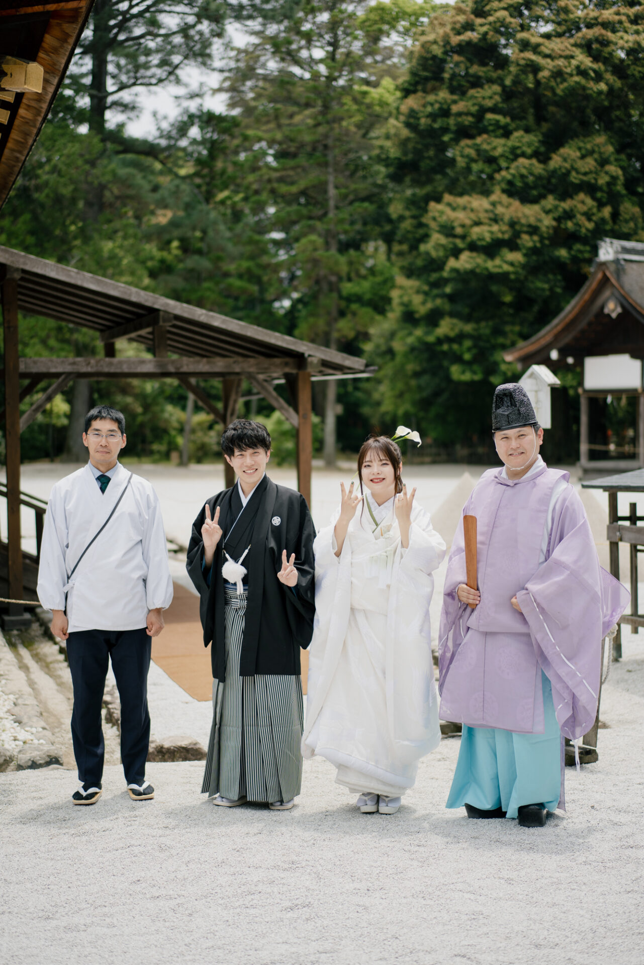 上賀茂神社フォトウェディング
結婚奉告祭
最後に、神前からお供えをお下げする**撤饌（てっせん）**が行われ、奉告祭は無事に結びとなりました。

その後は神社の美しい境内にてフォト撮影を。
朱塗りの楼門、立砂の前、青もみじが広がる神苑——
京都の自然と歴史に包まれながら、おふたりの笑顔が柔らかく広がります。