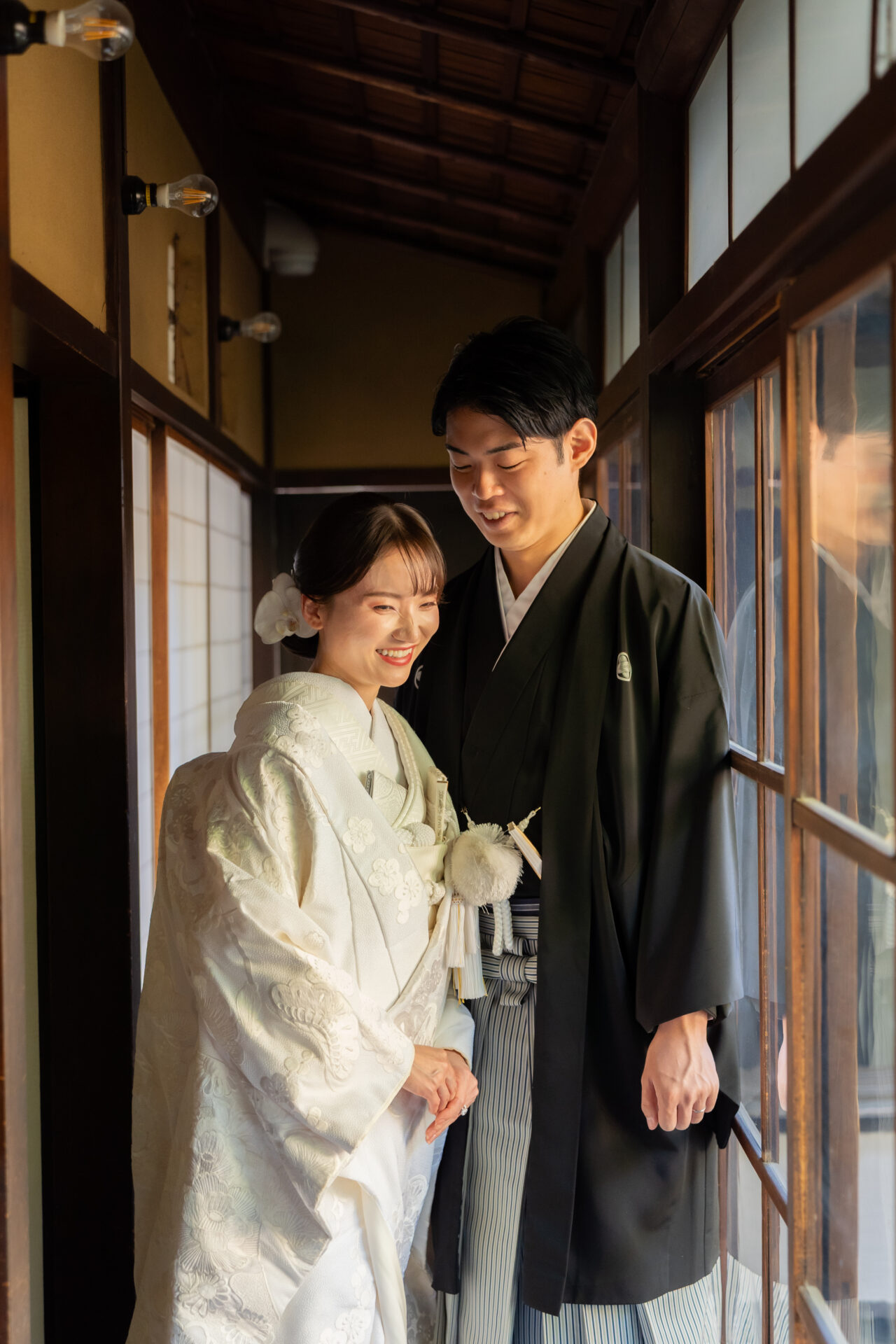 京町家で白無垢。微笑む新郎新婦
