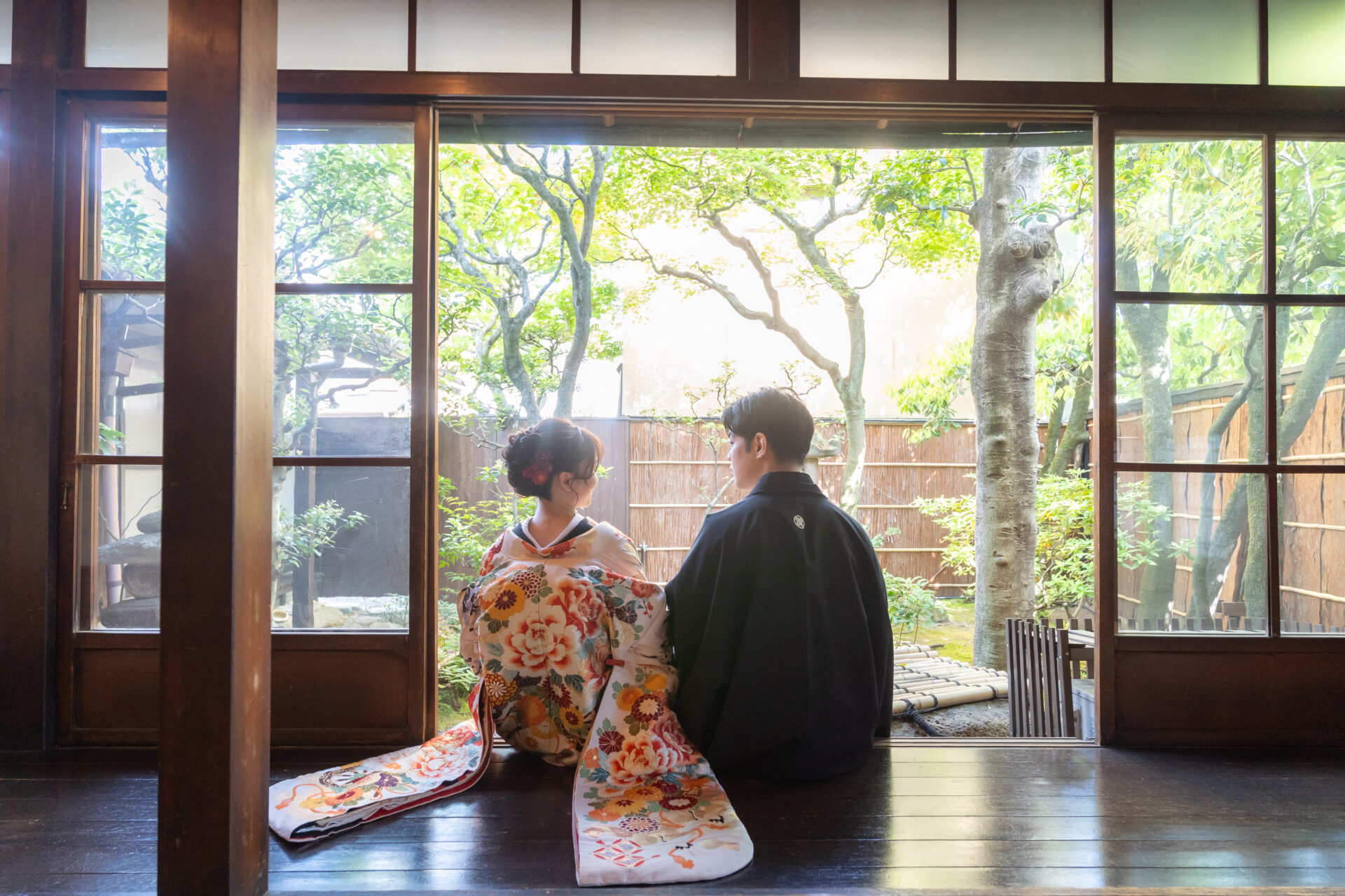 色打掛で京町家の縁側で談笑する新郎新婦