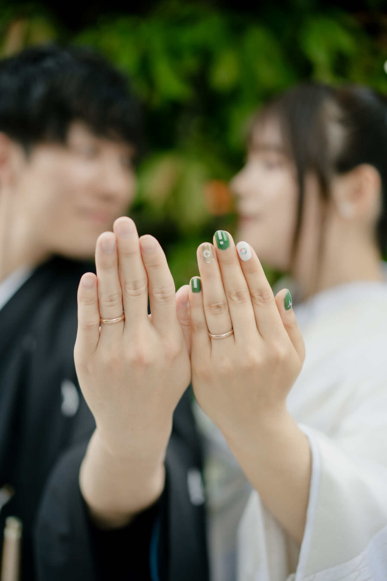 上賀茂神社フォトウェディング
千年の歴史と清らかな空気に包まれた上賀茂神社でのフォトウェディング。
厳かな雰囲気のなかにも、どこかあたたかさのあるお写真がたくさん残せました。

お二人にとっても、ご家族にとっても、記憶に残る一日となりますように。
そして、またこの場所にお戻りいただける日を楽しみにしております。

ご希望があれば、「修祓」「盃の儀」などの神事の流れや、お二人の背景に合わせた構成にも変更できます。お気軽にお申し付けください。









ChatGPT に質問する
あなた:
本殿前もご紹介ください


ChatGPT:
承知しました。それでは「本殿前」の紹介も織り込み、ブログ風にさらに丁寧に整えた文章をお届けします。

【上賀茂神社でフォトウェディング】千年の杜で誓う、ふたりの未来
京都の北に佇む、世界文化遺産・上賀茂神社。
正式には「賀茂別雷神社（かもわけいかづちじんじゃ）」といい、京都で最も古い神社のひとつとして知られています。
清らかな空気が漂う境内で、この日、特別なフォトウェディングが行われました。

厳かに始まる撮影、楼門から細殿へ
朝のやわらかな光が差し込む頃、撮影は朱塗りの「楼門」前からスタート。
凛とした表情の新郎様と、白無垢に綿帽子をお召しになった花嫁様。
ゆっくりと楼門をくぐり、細殿へと進む姿は、まるで本当の挙式さながらの厳かさ。

細殿の前に整えられた「立砂（たてずな）」も、上賀茂神社ならではの象徴的な存在です。
その清らかな砂山と共に、静かな時間が流れました。

自然と歴史が調和する境内
境内を歩くお二人の背景には、揺れる木漏れ日と、さらさらと流れる「ならの小川」。
初夏の緑が眩しく、お二人の柔らかな笑顔に、自然とカメラマンのシャッターも軽やかになります。

そして、本殿へ――最も神聖な場所での一枚
撮影のクライマックスは、国宝にも指定されている「本殿」前へ。
普段はなかなか近づくことのできないこの場所での撮影は、上賀茂神社の特別な許可を得て実現した貴重な時間です。

檜皮葺きの本殿は、静かに、そして力強くお二人を見守ってくれているよう。
本殿の荘厳な佇まいを背に、静かに向かい合うお二人の姿は、まさに“誓いの瞬間”でした。

この場所での撮影は、写真以上の意味を持つ一枚になるはずです。

終わりに
上賀茂神社でのフォトウェディングは、写真を撮るだけの時間ではなく、
ふたりが「これから」を静かに見つめ合う、心の儀式のような時間でもあります。

千年の歴史に包まれて、静かに、丁寧に刻まれる幸せのかたち。
特別なこの場所での撮影が、おふたりにとってかけがえのない思い出となりますように。

ご希望があれば、実際のお二人のエピソードや撮影時のご様子を入れて、よりリアルな撮影レポート風にもできます。お気軽にお申しつけください。









